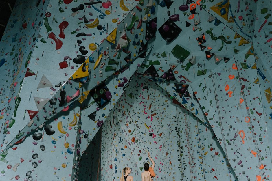 La revolución de los gimnasios de escalada: Un nuevo enfoque para los amantes del deporte